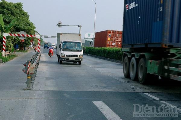 Ưu điểm của thiết bị mới này với hệ thống máy quay chuyên dụng, tích hợp thiết bị cảm biến đặt dưới mặt đường, thiết bị cân sẽ tự động chụp lại biển kiểm soát của tất cả các xe đi qua, lọc ra các xe tải và lập tức đọc ra 15 thông tin của xe 