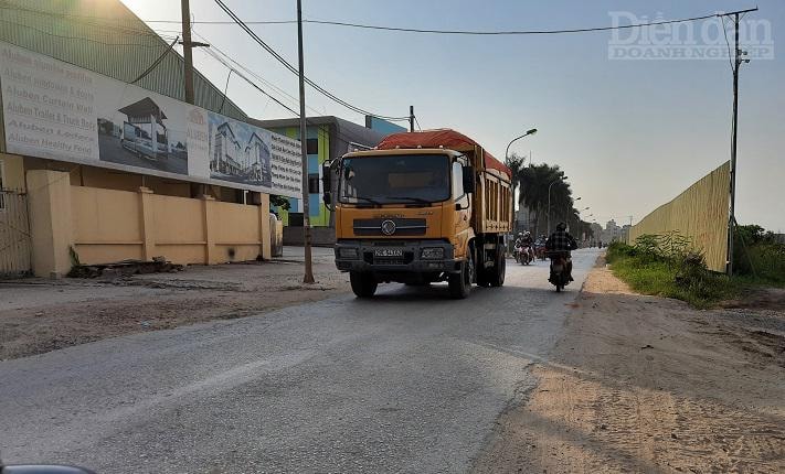 Xe quá khổ, quá tải vẫn ngang nhiên hoành hành trên tỉnh lộ 422, đoạn qua địa bàn xã Tân Hội, Đan Phượng - Ảnh: Gia Nguyễn