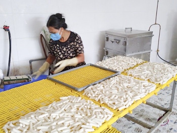 Cơ sở sản xuất bánh gạo của chị Nguyễn Thị Đào tạo việc làm ổn định cho hơn 20 lao động với mức lương 5-7 triệu đồng/người/tháng