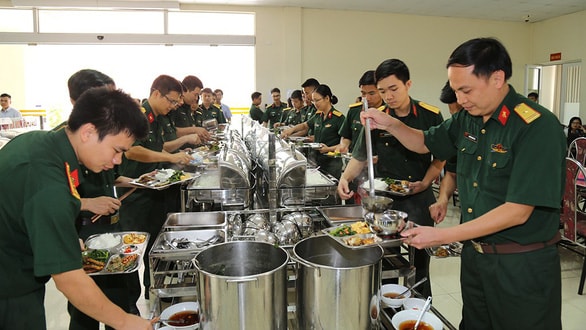 Ăn trưa theo kiểu buffet đã mang lại niềm vui mỗi ngày cho công nhân lao động tại Nhà máy Z131