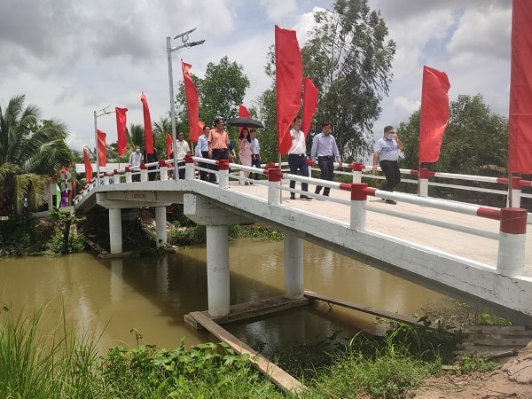 Cầu Mương Sậy được khánh thành nối bờ vui cho bà con và trẻ em địa phương trong đi lại, giao thương, đến trường...