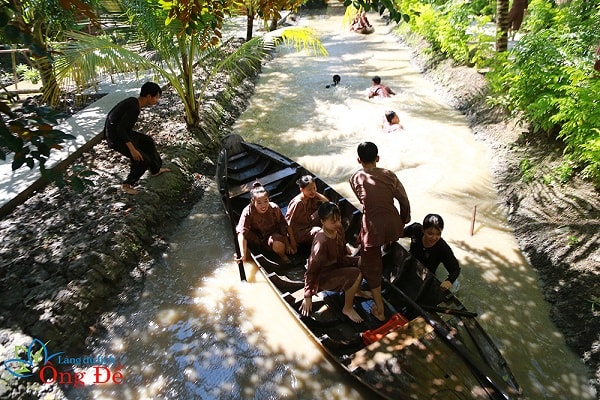 Bơi xuồng trong Làng du lịch Ông Đề