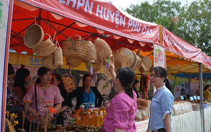 Gian hàng trưng bày sản phẩm tại ngày hội 