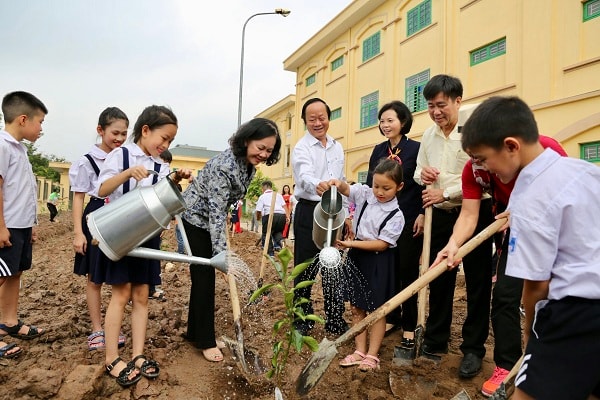 Các đại biểu cùng Quỹ “1 triệu cây xanh cho Việt Nam” trồng cây tại trường Tiểu học Tiên Dược B, Sóc Sơn, Hà Nội.