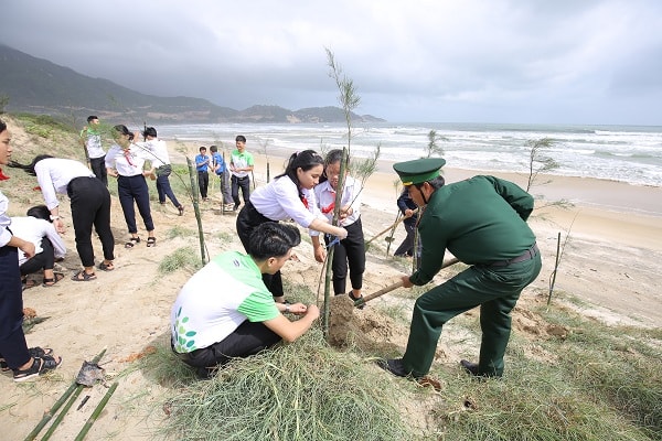 Tham gia trồng cây giúp các em học sinh hình thành ý thức tốt về bảo vệ cây xanh và môi trường ngay từ ghế nhà trường.