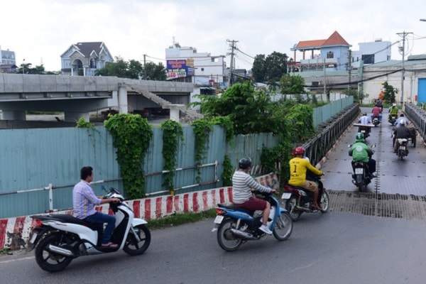 Cầu Tân Kỳ - Tân Quý tạm dừng thi công gần 2 năm, khiến việc đi lại của người dân gặp khó khăn nhất là vào giờ cao điểm.