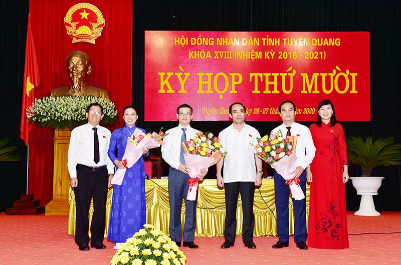 Bí thư Tỉnh ủy Tuyên Quang Chẩu Văn Lâm chúc mừng Chủ tịch UBND tỉnh và Phó Chủ tịch UBND tỉnh nhiệm kỳ 2016 - 2021