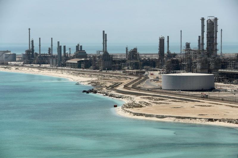 Nhà máy lọc dầu Ras Tanura của Saudi Aramco và nhà ga dầu ở Saudi Arabia. Ảnh Reuters.