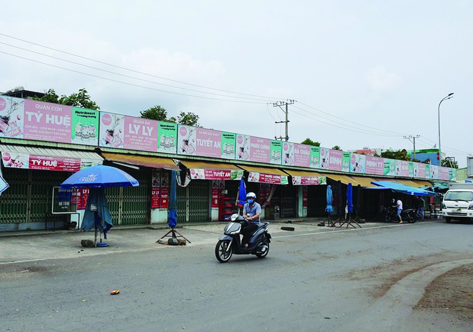  Hàng quán trong Bến xe Đà Nẵng vẫn chưa mở cửa trở lại. Ảnh: TẤN VIỆT