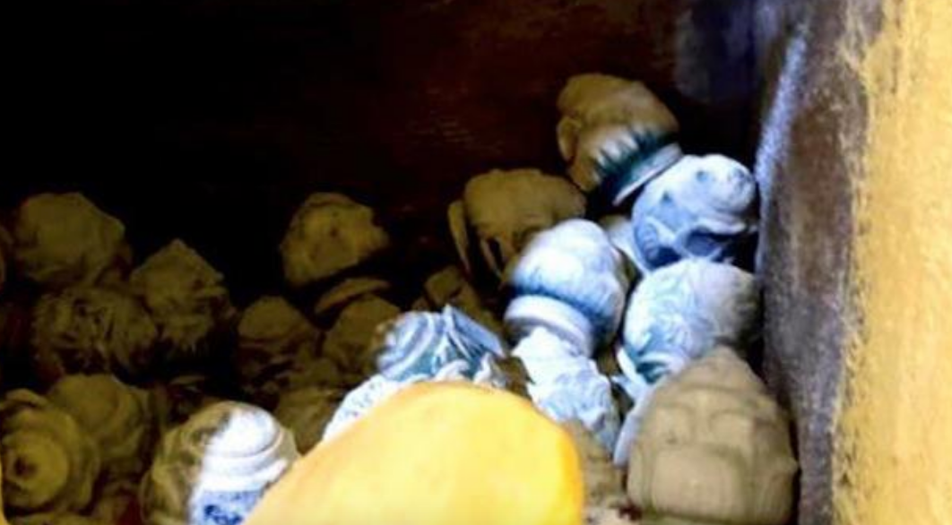 Nhiều hũ tro cốt của người đã khuất được chất đống trong góc khuất tại chùa Kỳ Quang 2. (Hình: Facebook My Tiên Huynh)