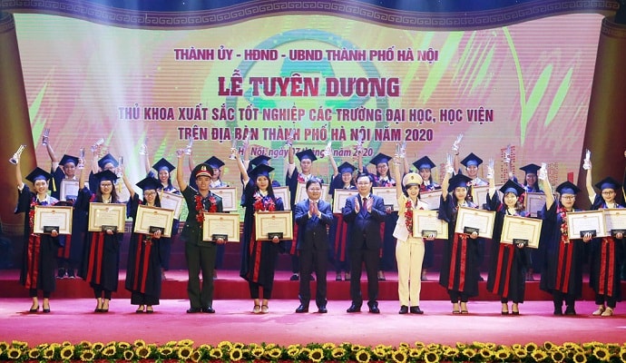 Bí thư Thành ủy Hà Nội Vương Đình Huệ và Phó Bí thư Thường trực Trung ương Đoàn, Chủ tịch Hội Liên hiệp thanh niên Việt Nam Nguyễn Anh Tuấn trao bằng khen cho các thủ khoa xuất sắc tốt nghiệp các trường đại học, học viện trên địa bàn thành phố Hà Nội năm 2020.