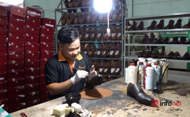 Vì đam mê kinh doanh nên Hoang đã tạm gác việc học đại học để khởi nghiệp với giày.