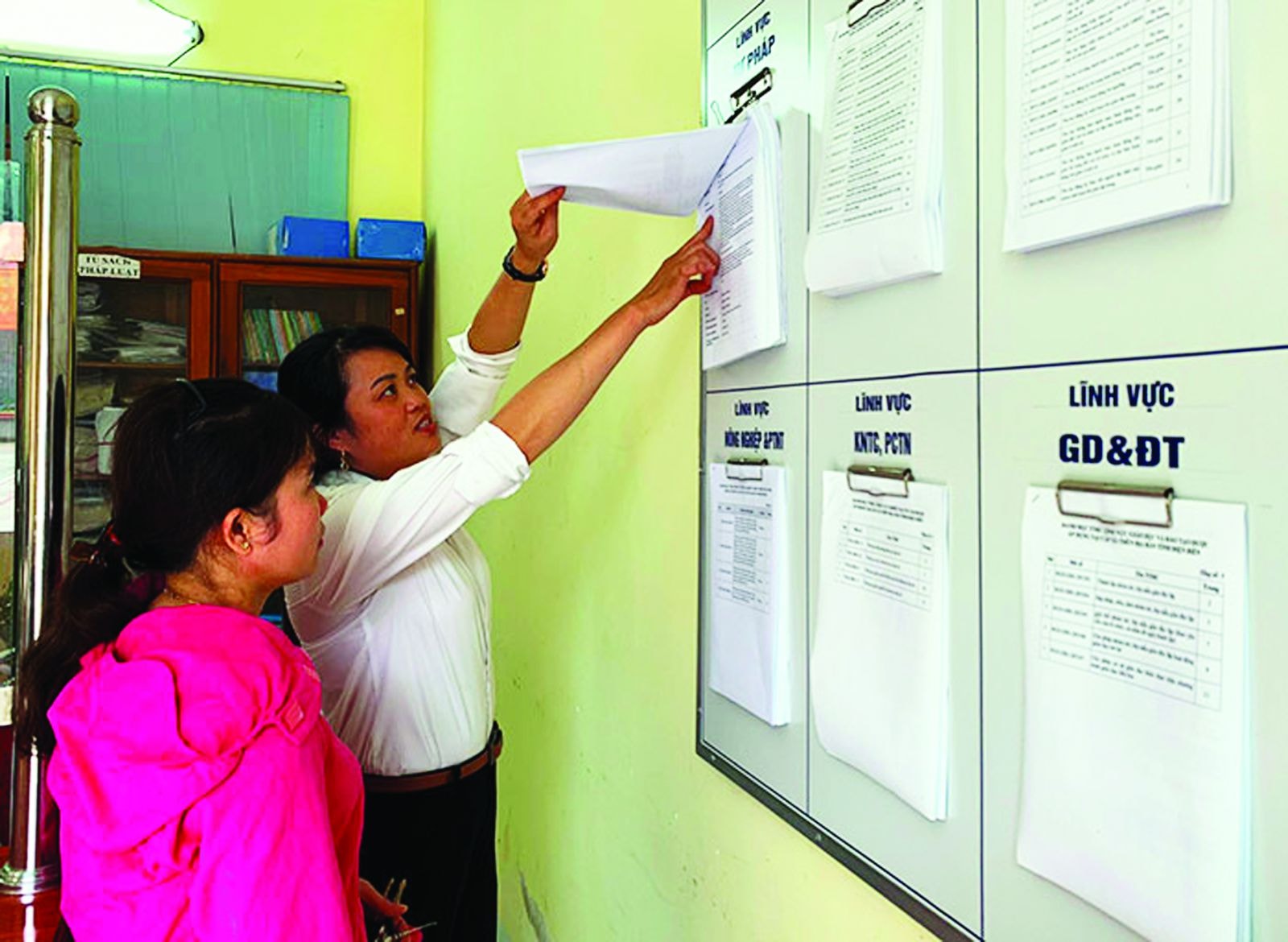  Hướng dẫn người dân tìm hiểu các TTHC tại bộ phận “Một cửa” UBND phường Mường Thanh,TP. Ðiện Biên Phủ. Ảnh: Gia Kiệt