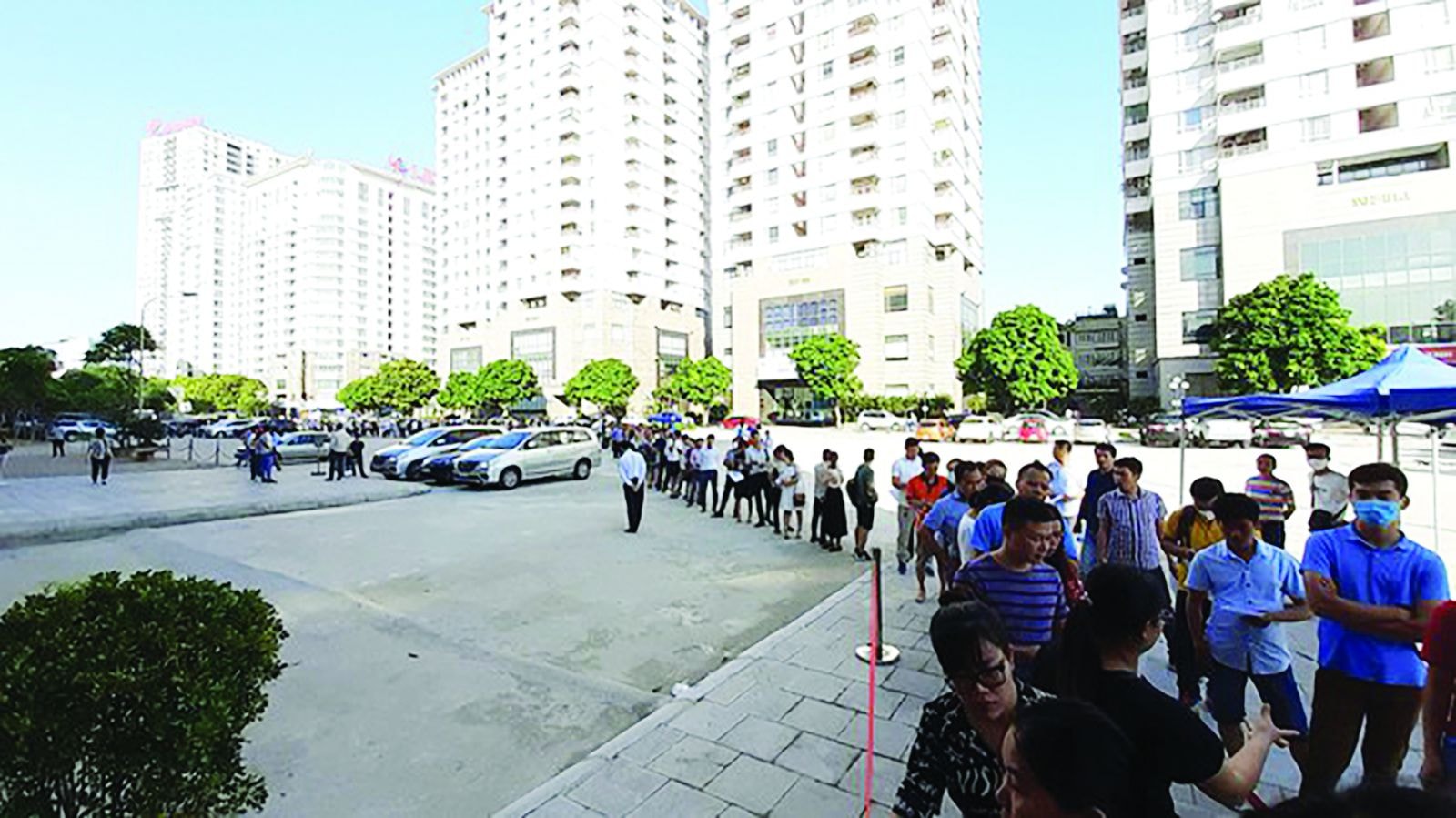  Khách hàng chờ bốc thăm dự án NHS Phương Canh. Ảnh: Văn Thành