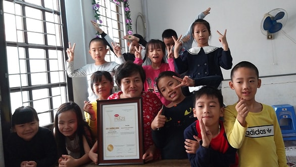 Không chỉ dạy tiếng Anh, Lan Anh còn dạy các em tình yêu thương để làm người tử tế - Ảnh: NVCC