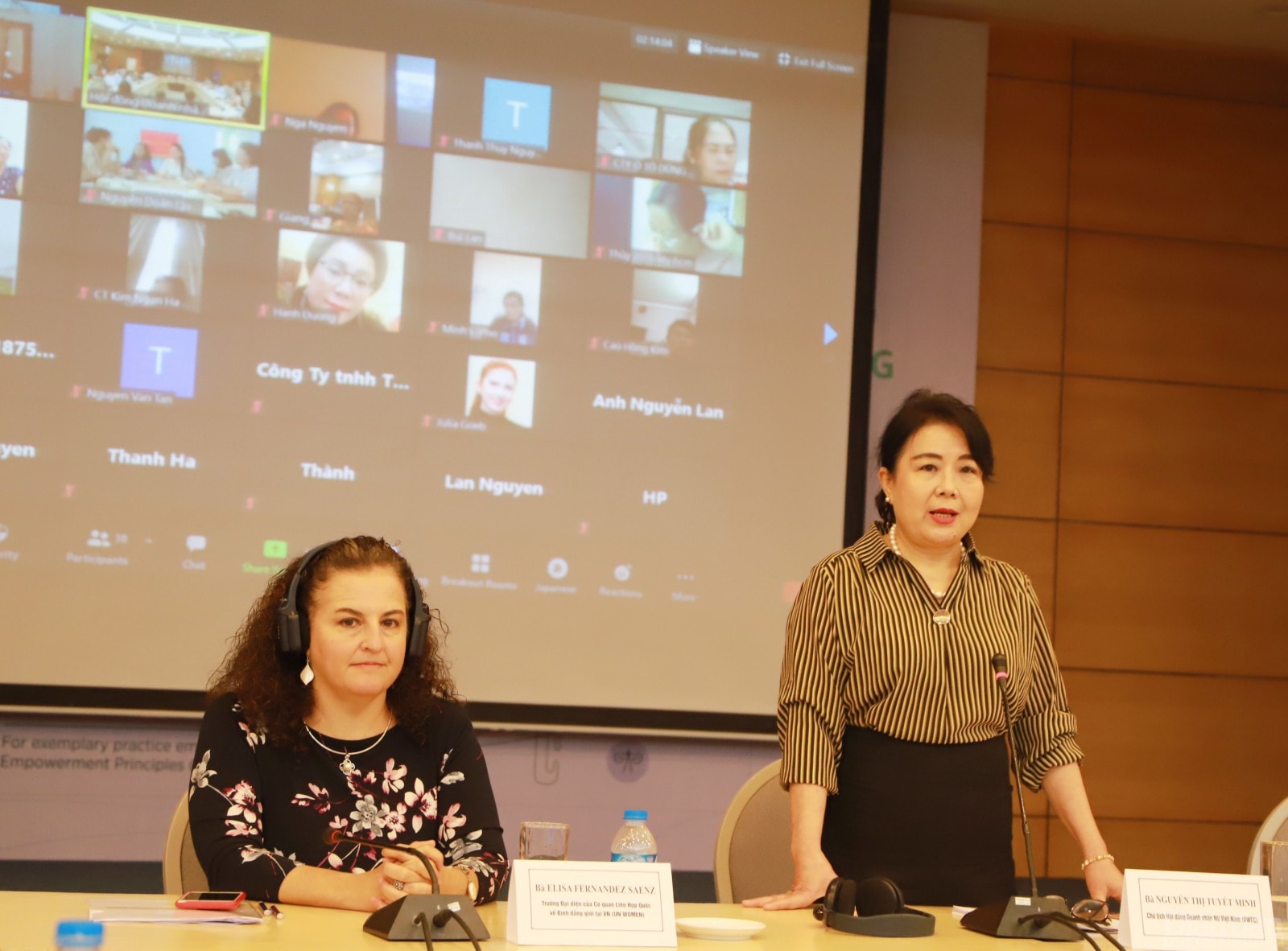 à Elisa Fernandez Saenz - Trưởng đại diện UN WOMEN, Bà Nguyễn Thị Tuyết Minh - Chủ tịch Hội đồng Doanh nhân nữ, ông Matthieu Penot - Tham tán Hợp tác thương mại, Phái đoàn Liên minh Châu Âu tại VN trao đổi về chương trình