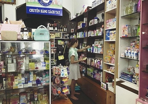 Có lẽ chưa bao giờ, khái niệm “hàng xách tay” lại phổ biến như ở thời điểm hiện tại. Từ mạng ảo đến đời thực, bất cứ nơi nào, người ta cũng có thể dễ dàng tìm mua được những vật phẩm trong vỏ bọc kiêu hãnh “hàng xách tay” kèm lời quảng cáo có cánh. Ảnh minh họa.
