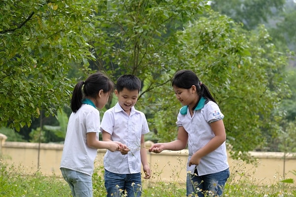 Các em học sinh đến tham quan và vui chơi bên những cây xanh do Quỹ “1 triệu cây xanh cho Việt Nam” trồng tặng tại khu di tích lịch sử Nà Tu, Bắc Kạn.