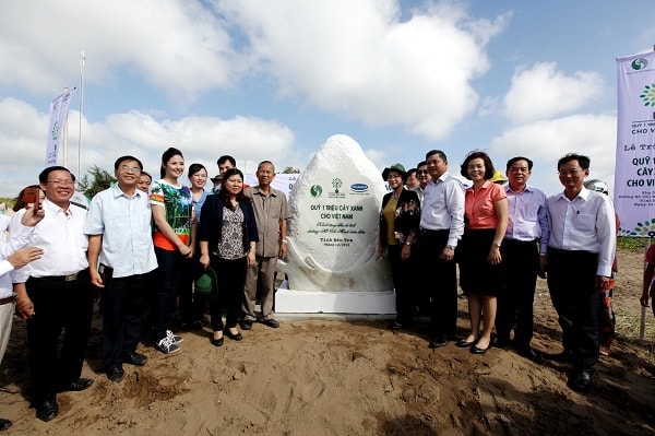 Quỹ “1 triệu cây xanh cho Việt Nam” trồng cây tại Khu di tích đường Hồ Chí Minh trên biển, tỉnh Bến Tre.