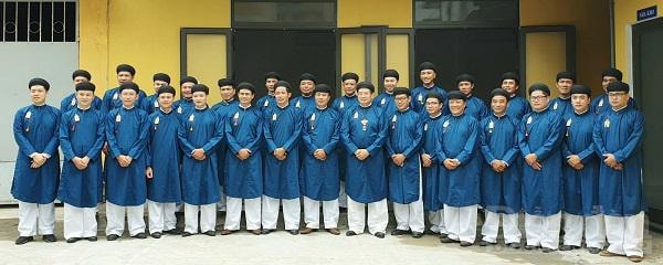 Lần đầu tiên công chức ngành văn hóa Huế mặc áo dài đến công sở, trên áo có tấm thẻ bài với 4 chữ 