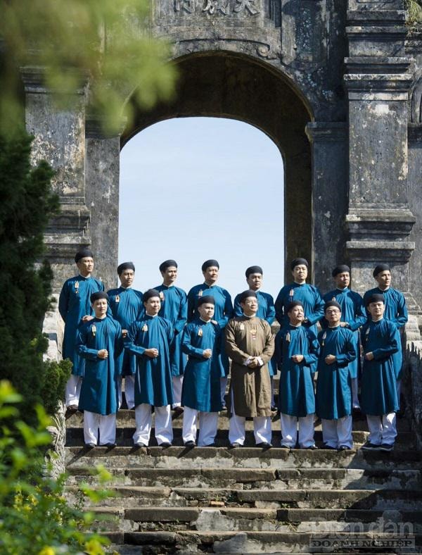 Áo luôn có 5 cúc cài thể hiện đạo lý của người đàn ông nhân - nghĩa - lễ - trí - tín, nên có ý nghĩa phải tự răn mình cần giữ tư cách đàng hoàng, sống đúng đạo lý của người quân tử