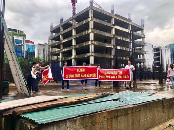 Những khách hàng góp vốn vào dự án Sky View (nay là dự án VIC Tower) căng băng rôn đòi quyền lợi từ nhà đầu tư. 