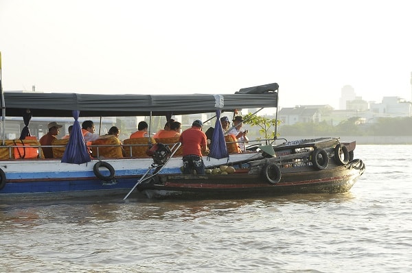 Khi có tàu chở du khách tới là ngay lập tức các thuyền nhỏ tiếp cận và mời chào du khách mua hàng.