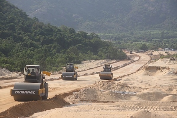 Một trong những đoạn tuyến ven biển tại Bình Định đang được các nhà thầu thi công