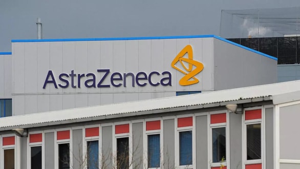 Logo của hãng dược Anh - Thụy Điển AstraZeneca tại tây bắc nước Anh - Ảnh: AFP