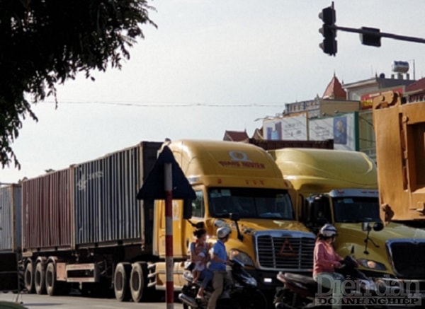 Hiện, trung bình lưu lượng phương tiện cơ giới tham gia giao thông trên Quốc lộ 5 tăng khoảng 50.000 xe/ngày đêm, trong khi đó lưu lượng thiết kế chỉ là 10.000-15.000 xe/ngày đêm, gấp hơn 3 lần