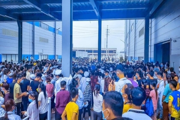 Công nhân tại Luxshare – ICT đình công để phản đối các chính sách của công ty (