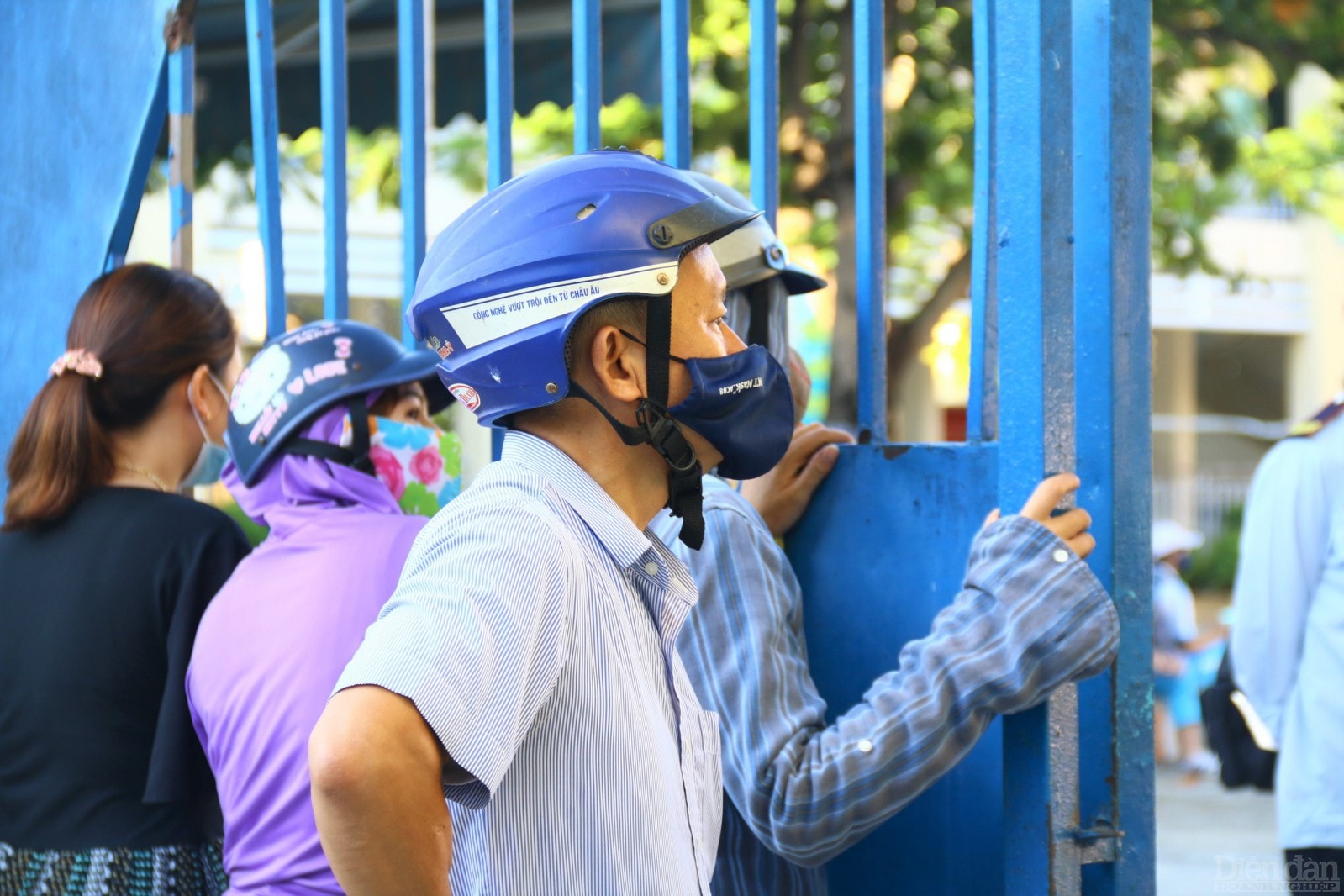 Quan sát con vào lớp học, các phụ huynh an tâm vì công tác phòng, chống dịch tại các trường được nâng cao.