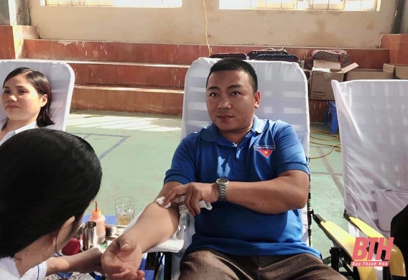 Anh Nguyễn Hồng Phong tham gia hiến máu tình nguyện.