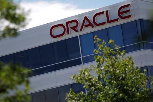 Oracle ra đời năm 1977 bởi ba nhà đồng sáng lập là Larry Ellison, Bob Miner và Ed Oates, trong đó, Ellison được coi là thủ lĩnh