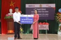 BIDV trao tặng 5.000 cặp phao cứu sinh tại 10 địa phương năm 2020