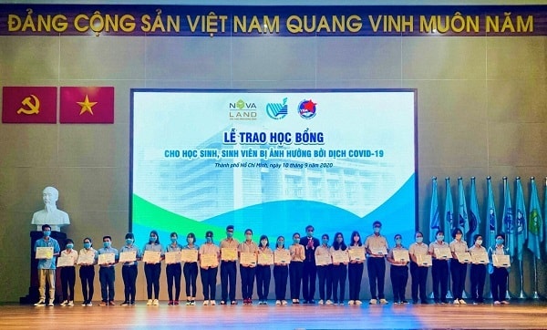 Đại diện Tập đoàn Novaland và đại diện Đại học Quốc gia TP HCM trao học bổng cho học sinh, sinh viên bị ảnh hưởng bởi dịch Covid-19.