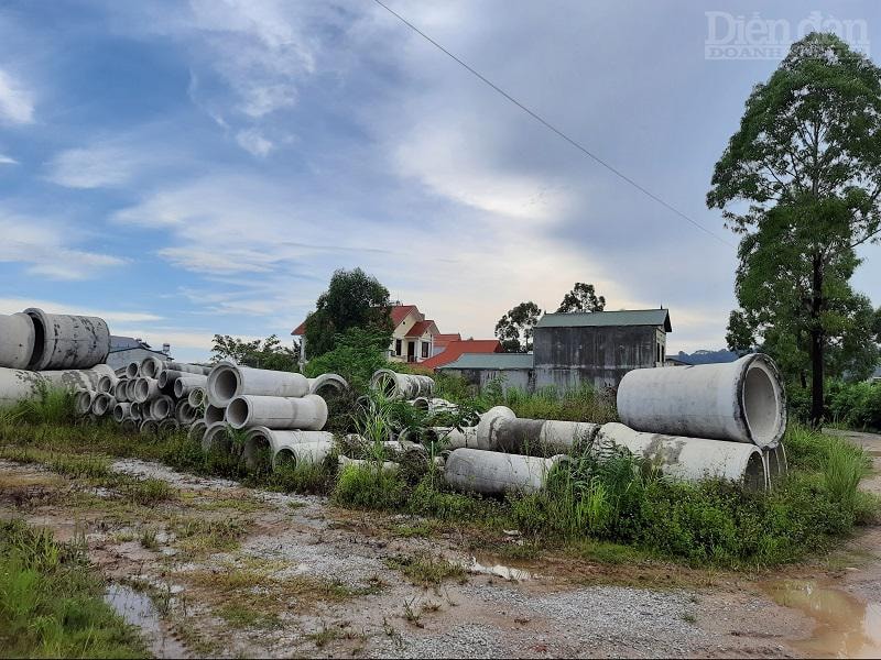 Dù hoạt động sản xuất bê tông là một trong những ngành nghề có tỷ lệ gây ô nhiễm cao, tiềm ẩn nhiều rủi ro đến môi trường, thế nhưng trạm trộn của Công ty TNHH Hà Sơn chỉ cách khu dân cư khoảng chừng 20m vẫn ngang nhiên tồn tại - Ảnh: Gia Nguyễn/DĐDN