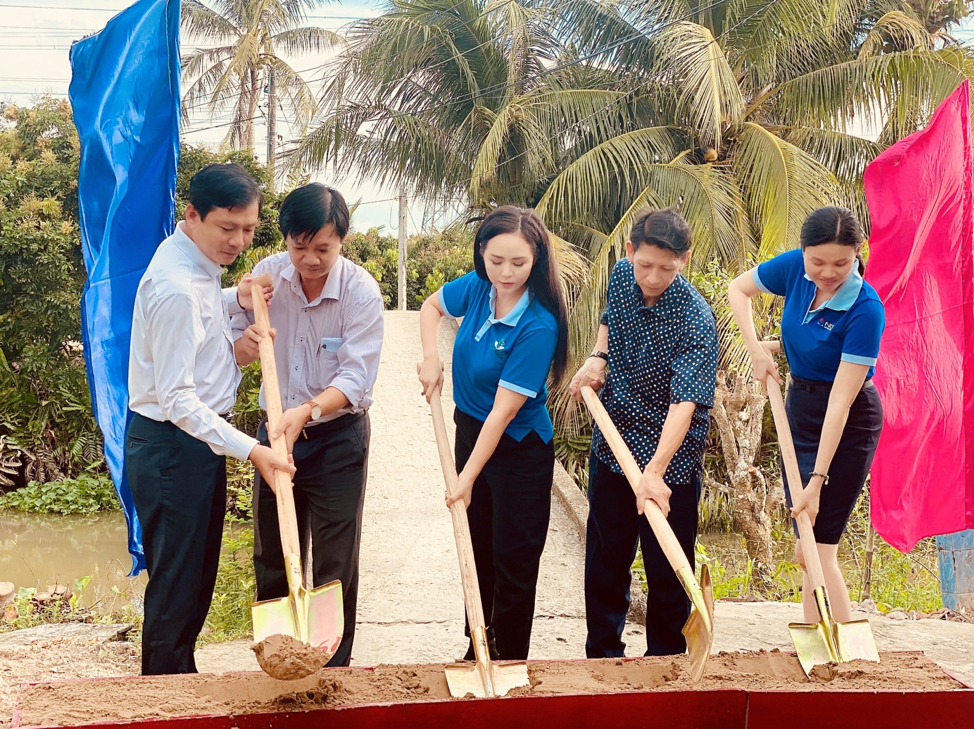 Lãnh đạo tỉnh Đồng Tháp, thị trấn Cái Tàu Hạ, Quỹ Hành Trình Xanh và NCB thực hiện nghi thức khởi công dự án xây cầu Út Lía