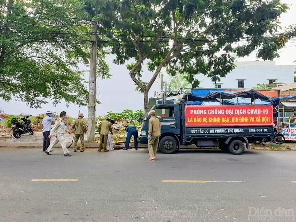 Các lực lượng Đà Nẵng ra quân tuyên truyền, dọn dẹp đường phố trước khi bão đến.