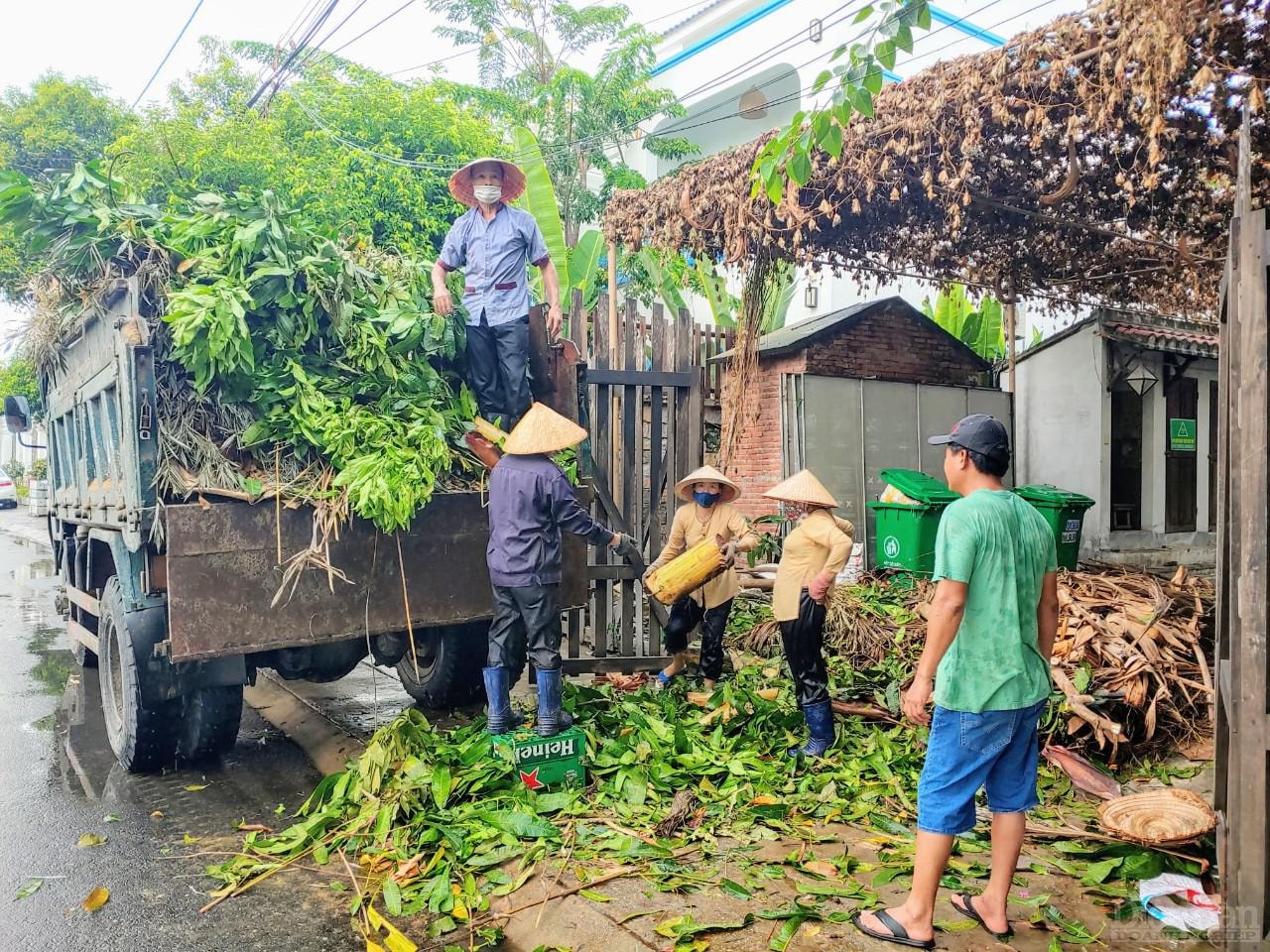 Các đơn vị kinh doanh cũng thu dọn các chướng ngại xung quanh.