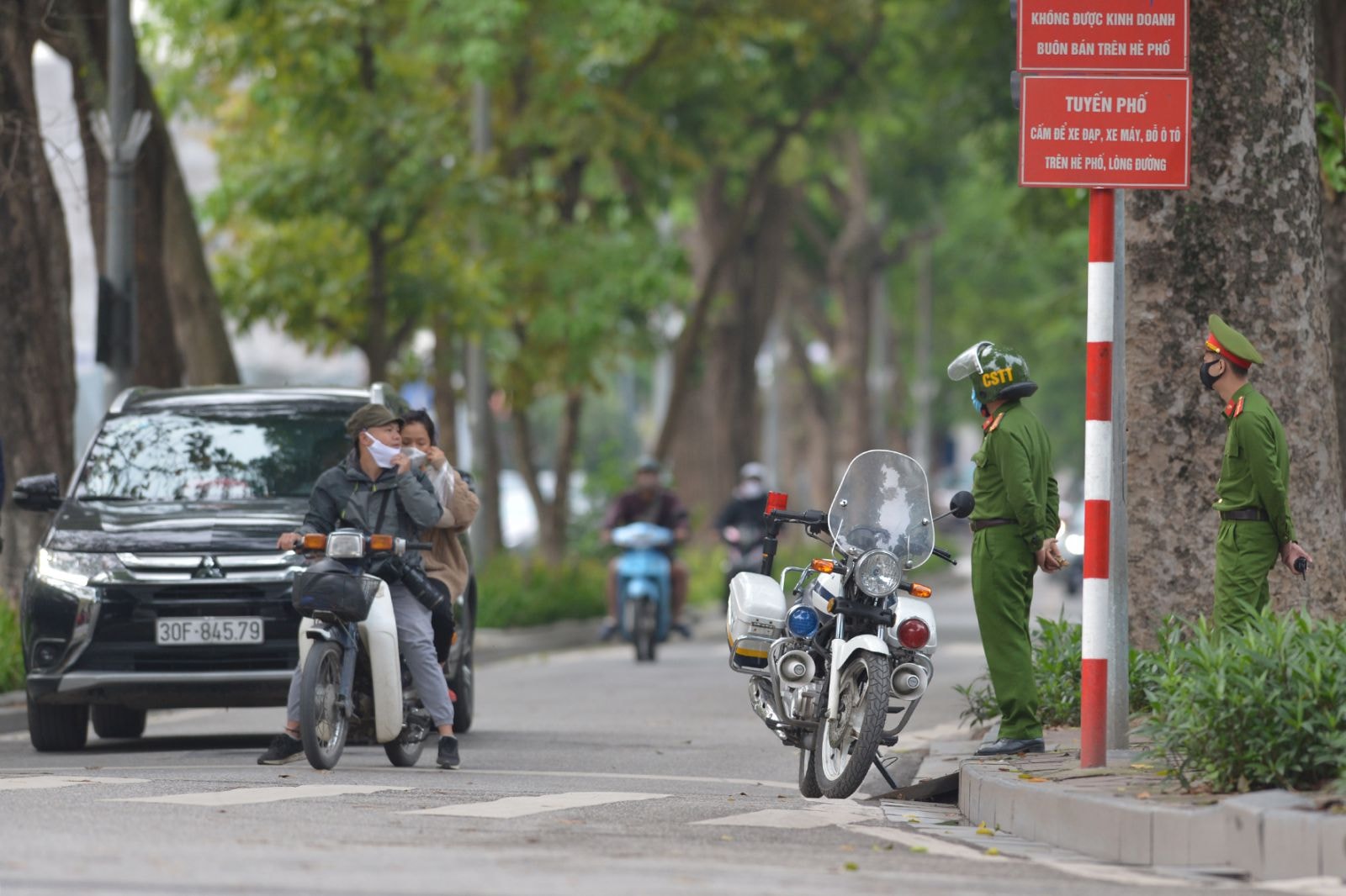  Luật Giao thông đường bộ chỉ nên sửa đổi, bổ sung, không nên ban hành thêm luật mới bởi nếu dễ dẫn đến chồng chéo, mâu thuẫn. Ảnh: Quốc Tuấn