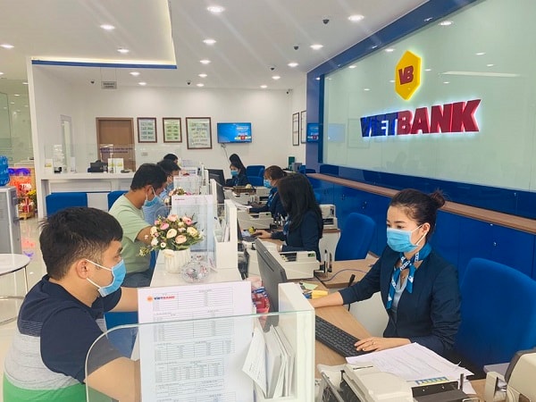 Khách hàng giao dịch tại Vietbank.