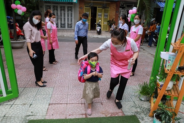 Phụ huynh đưa trẻ đến trường sau giãn cách xã hội tại TP. Đà Nẵng ngày 21.09 vừa qua. 