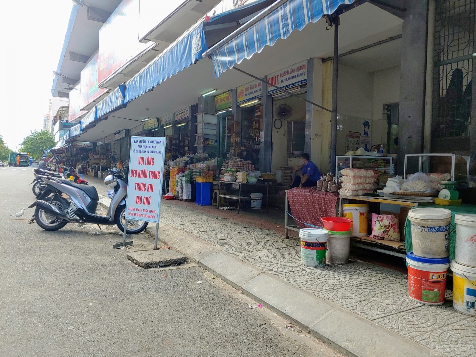 Khung cảnh vắng vẻ dường như đã quen với bên ngoài chợ, mặc dù trước đó rất đông đúc, nhộn nhịp.