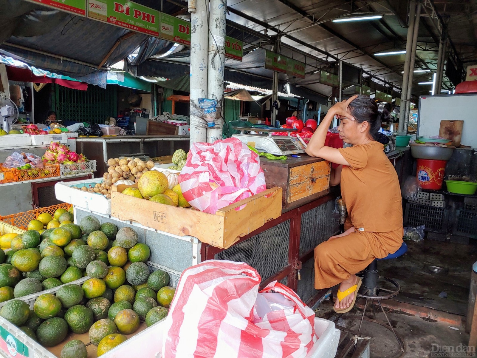 Phần lớn chỉ biết ngồi chờ bởi lượng người mua quá thưa thớt.