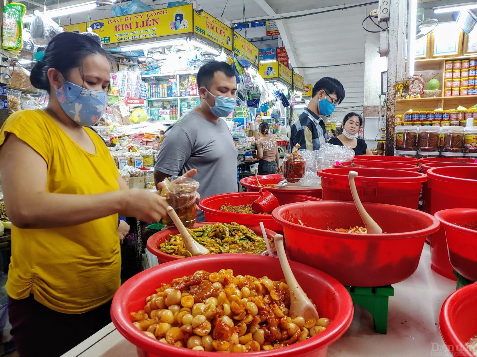 Các mặt hàng thực phẩm, người dân địa phương có nhu cầu mới có thể buôn bán ổn định.