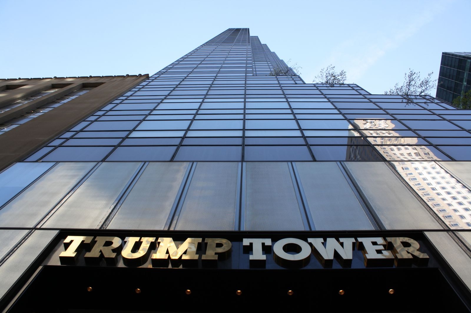 Năm 2001, Donald Trump khánh thành Trump World Tower, tòa cao ốc dân sinh 72 tầng đối diện Trụ sở Liên Hiệp Quốc