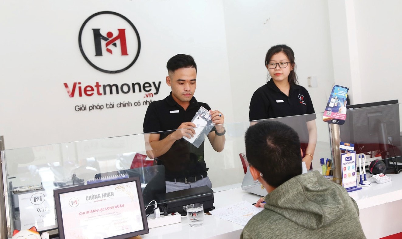 Ở Vietmoney, giao dịch cầm đồ được thực hiện bằng hợp đồng có đầy đủ các điều khoản bao gồm: lãi suất, định giá, điều khoản dịch vụ chứ không chỉ có phiếu nhận cầm đồ. Ảnh: VM