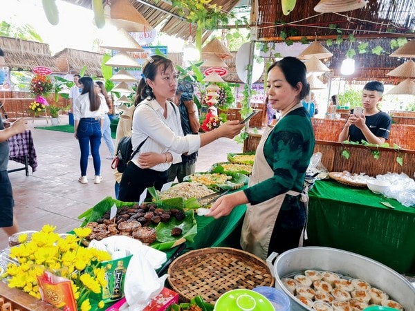 Bánh dân gian Nam Bộ ngày hội tạo Làng du lịch Ông Đề.