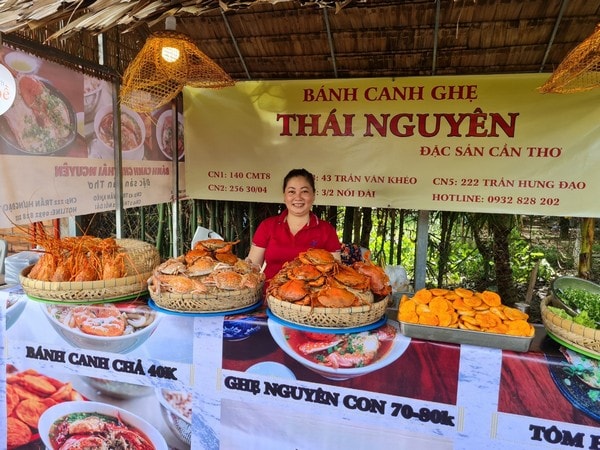 Gian hàng bánh canh ghẹ Cà Mau.